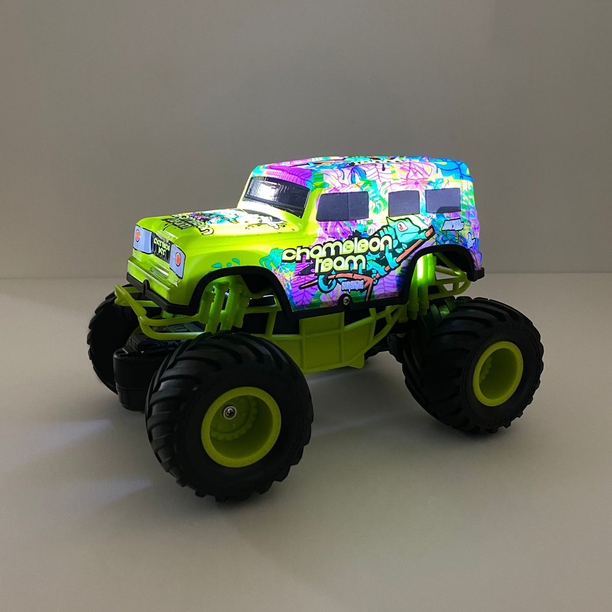 1:24 RC Flashing Light Chameleon Truck